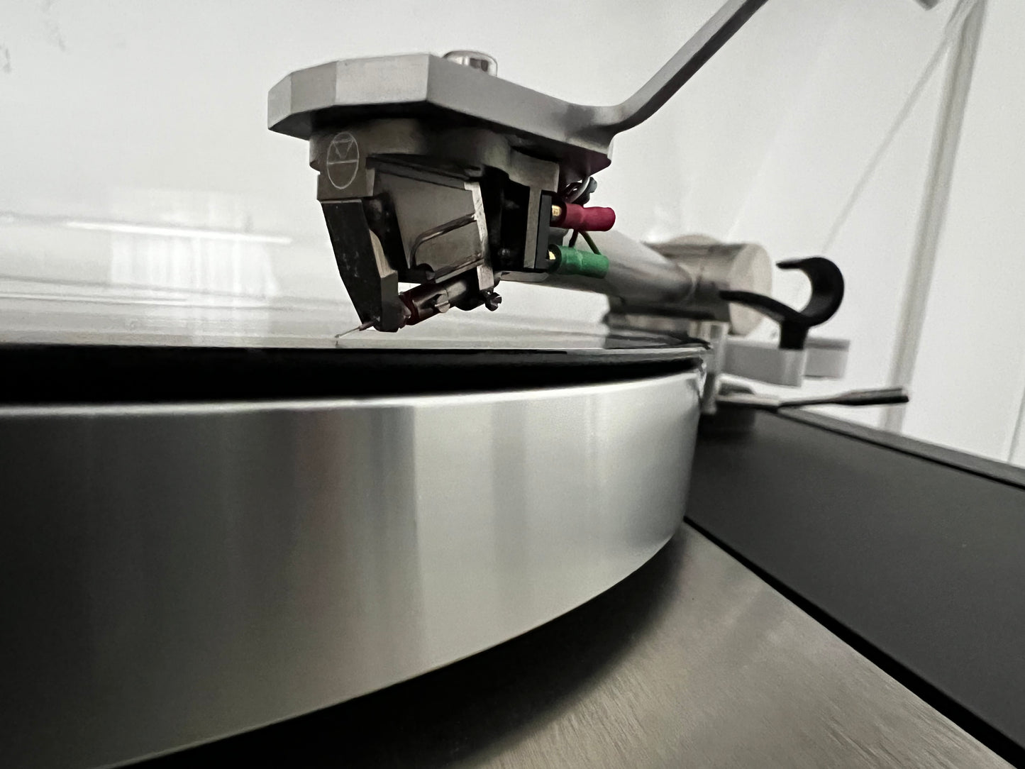 Linn LP12 Klimax turntable, Ecstatic MC speaker, Linn Radikal 2 power supply, Urika phono section