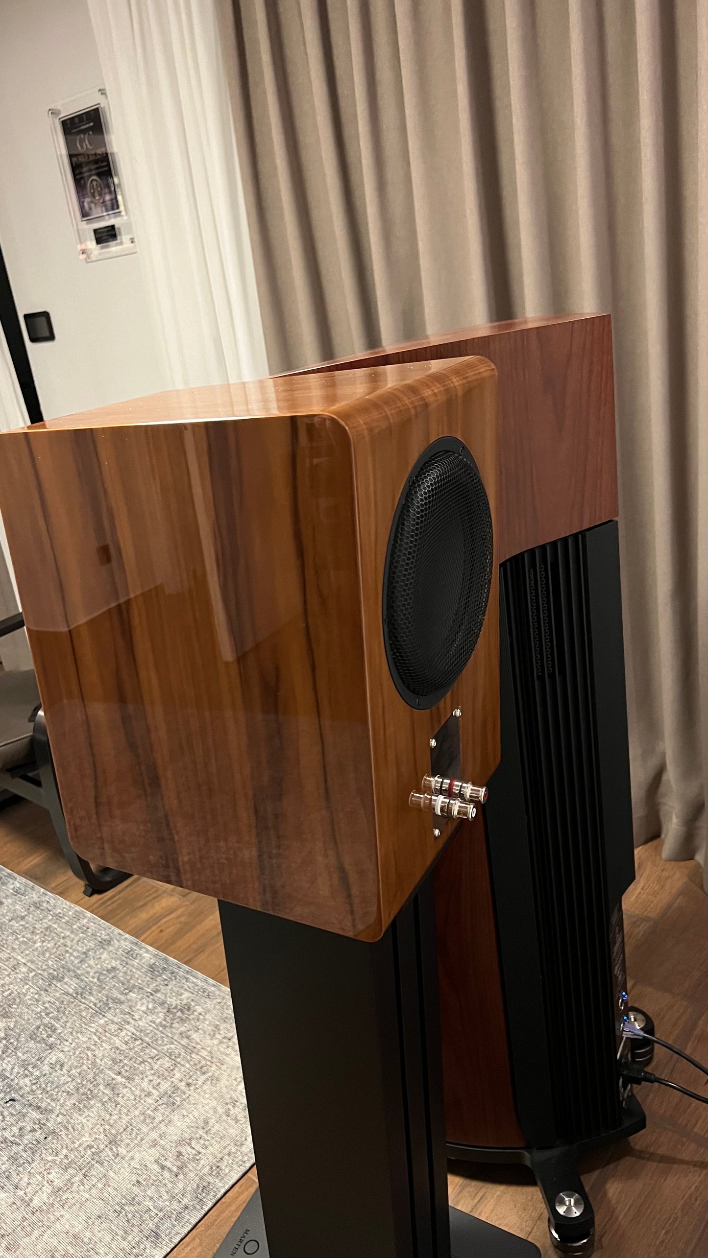 Marten Duo Diamond Edition, original Marten-Ständer, Klavierlack-Walnuss-Finish