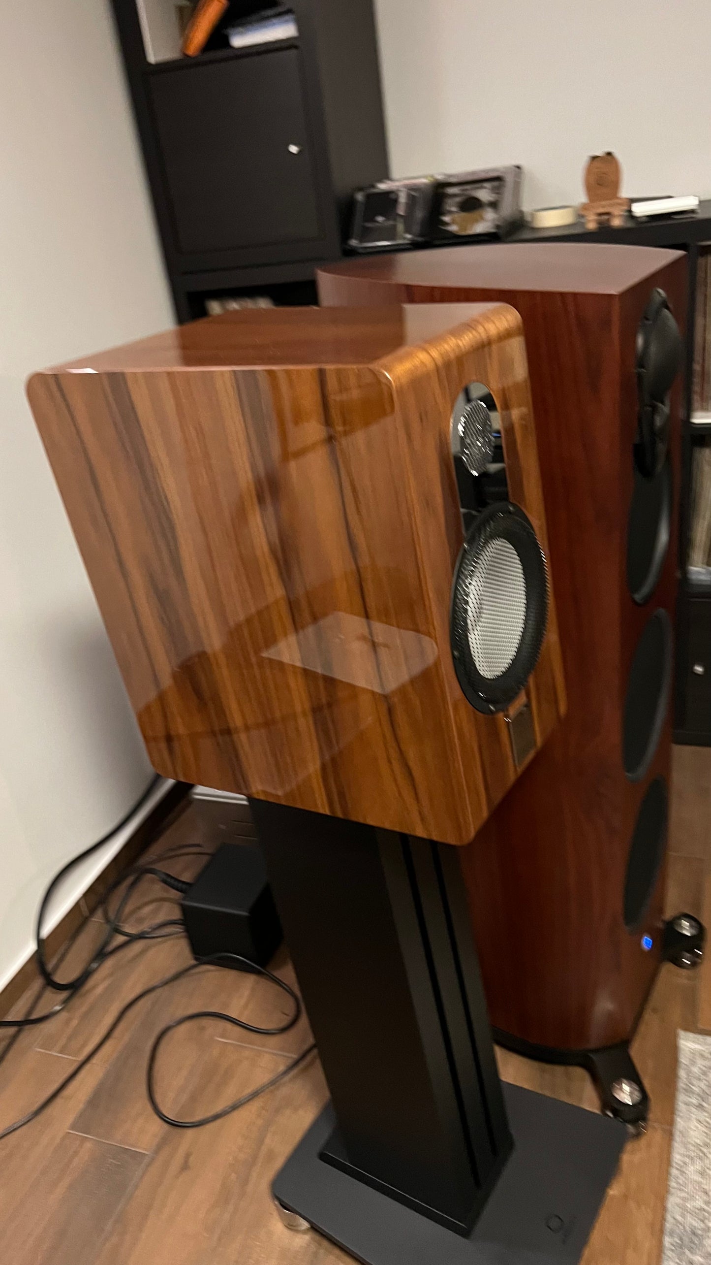 Marten Duo Diamond Edition, original Marten-Ständer, Klavierlack-Walnuss-Finish