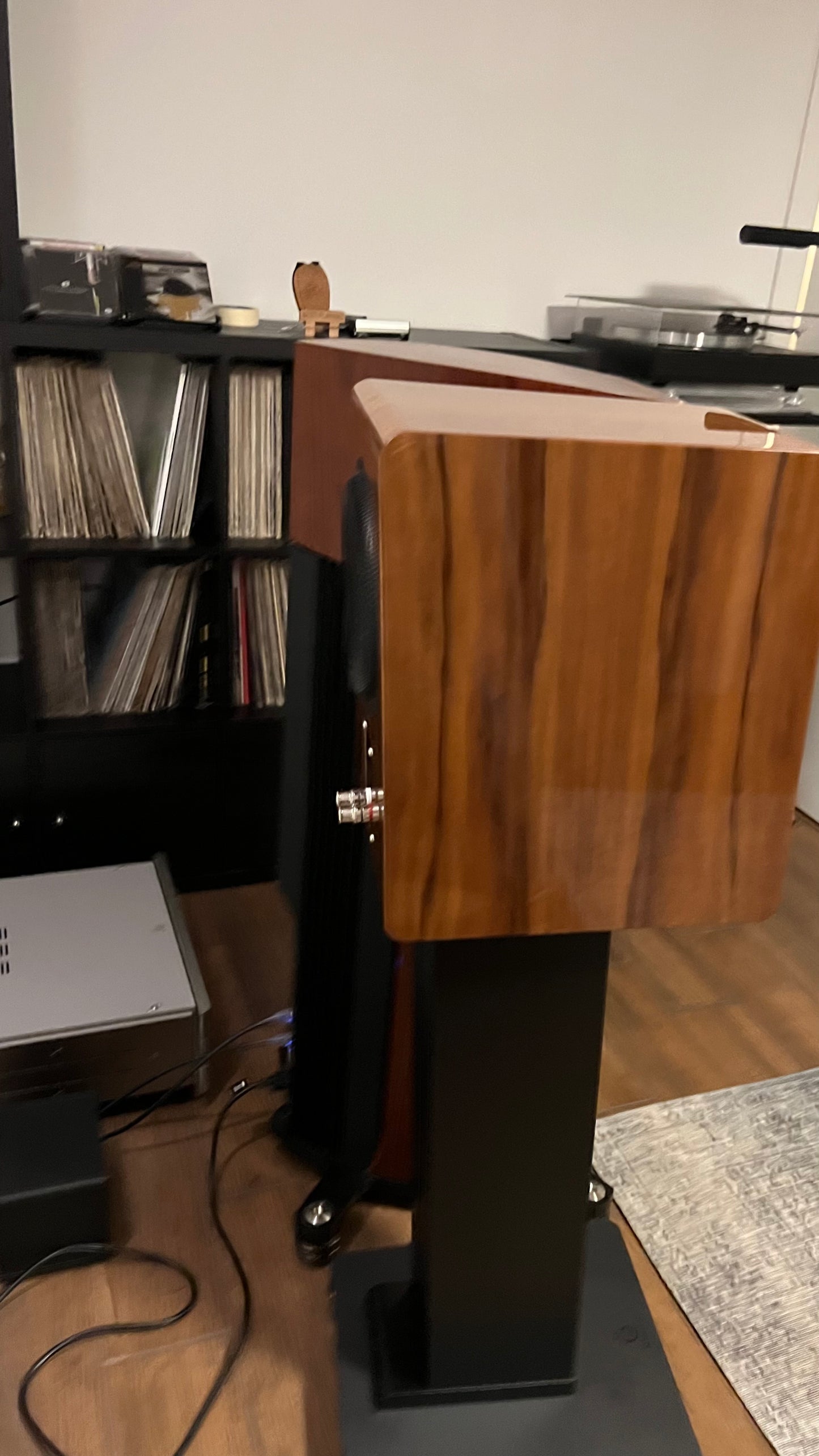 Marten Duo Diamond Edition, original Marten-Ständer, Klavierlack-Walnuss-Finish