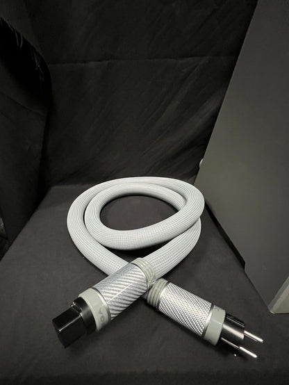 Shunyata Everest 8000 und zugehöriges Omega XC-Kabel